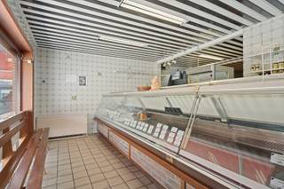 Ben je op zoek naar een plek waar je wonen en werken kan combineren? Zoek niet verder! Dit duplex appartement met ruim handelsgelijkvloers is zeker iets voor jou. Momenteel is het gelijkvloers ingericht als slagerij.<br /><br />Indeling gelijkvloers: <br />- Winkelruimte<br />- Warme keuken<br />- Werkplaats<br />- 4 frigo's <br />- Bijkeuken<br />- Bureau<br />- Losruimte naast het pand<br />- Droogkamer<br />- Apart toilet<br />- Apart toilet + wasplaats <br />- Opslagplaats/berging<br /><br />Indeling eerste verdieping: <br />- Woonkamer<br />- Keuken<br />- Veranda<br />- Slaapkamer<br />- Hal<br />- Badkamer met ligbad en toilet<br /><br />Indeling tweede verdieping:<br />- Nachthal<br />- 2 slaapkamers<br />- Badkamer met douche en toilet<br /><br />Bijzonderheden: <br />- Kelder<br />- Terras<br />- Gelegen nabij centrum Lede, het station van Lede, oprit van de E40 in Erpe-Mere<br />- Unieke kans om werken en wonen te combineren in een ruim pand van maar liefst 463 m² <br />- Alle machines en frigo's maken deel uit van de verkoop en zijn dus opgenomen in de vraagprijs<br /><br />Mis deze kans niet en vraag vandaag nog jouw bezoek aan door contact op te nemen met Kristof via kristof.de.clercq@albert.immo of 0474 76 45 11. <br /><br />Bij Albert kom je thuis