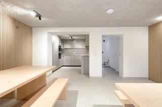 <span><strong>**Luxueus studeren in hartje leuven**</strong></span><br /><br />In de <strong>Ravenstraat</strong> bevindt zich deze volledig gerenoveerde residentie, gelegen pal in het centrum van Leuven. Op slechts een steenworp van het Ladeuzeplein en op wandelafstand van het station en de Bondgenotenlaan geniet je hier van een uiterst centrale ligging.<br /><br />De residentie omvat <strong>15 studentenkamers</strong>, waarvan 14 met gedeelde sanitaire voorzieningen en één kamer met een volledig privatieve badkamer, aangevuld met een <strong>éénslaapkamerappartement</strong>. Alle units worden <strong>volledig bemeubeld</strong> aangeboden en zijn uitgerust met een eigen ontbijthoek.<br /><br />Daarnaast beschikt het gebouw over een <strong>gemeenschappelijke keuken</strong> die volledig is ingericht, zodat studenten naar wens kunnen koken. Er is eveneens een afvallokaal voorzien. Op elk verdiep is er een toilet voorzien die de studenten kunnen delen. Het pand wordt opgeleverd in april 2026 en zal afgewerkt zijn met kwalitatieve materialen en een hoogwaardige afwerking.<br /><br /><span>Het pand is opgedeeld als volgt:</span><br /><span>UNIT 0001: éénslaapkamer appartement (52,98 m2) met privatief terras</span><br /><span>UNIT 0101: Kamer met douche en lavabo (12,97 m2) aan de achterzijde van het gebouw</span><br /><span>UNIT 0102: Kamer met douche en lavabo (13,14 m2) aan de achterzijde van het gebouw</span><br /><span>UNIT 0103: Kamer met douche en lavabo (12,45 m2) aan de voorzijde van het gebouw</span><br /><span>UNIT 0104: Kamer met douche en lavabo (12,53 m2) aan de voorzijde van het gebouw</span><br /><span>UNIT 0201: Kamer met douche en lavabo (12,95 m2) aan de achterzijde van het gebouw</span><br /><span>UNIT 0202: Kamer met douche en lavabo (12,70 m2) aan de achterzijde van het gebouw</span><br /><span>UNIT 0203: Kamer met douche en lavabo (12,62 m2) aan de voorzijde van het gebouw</span><br /><span>UNIT 0204: Kamer met douche en lavabo (12,47 m2) aan de voorzijde van het gebouw</span><br /><span>UNIT 0301: Kamer met douche en lavabo (12,63 m2) aan de achterzijde van het gebouw</span><br /><span>UNIT 0302: Kamer met douche en lavabo (12,64 m2) aan de achterzijde van het gebouw</span><br /><span>UNIT 0303: Kamer met douche en lavabo (12,38m2) aan de voorzijde van het gebouw</span><br /><span>UNIT 0304: Kamer met douche en lavabo (12,48 m2) aan de voorzijde van het gebouw</span><br /><span>UNIT 0401: Kamer met douche en lavabo (12,61 m2) aan de achterzijde van het gebouw</span><br /><span>UNIT 0402: Kamer met douche en lavabo (12,68 m2) aan de achterzijde van het gebouw</span><br /><span>UNIT 0403: Kamer eigen sanitair (12,61 m2) aan de voorzijde van het gebouw<br /><br /><span><span><strong>Interesse in een bezoek ter plaatse? Met plezier! Contacteer onze Expert Investeringsvastgoed Jacky: 0495 53 46 49 of jacky@connect-immo.be</strong></span><br /><br />EPB Startverklaring</span></span>