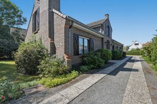 Gelegen in de gegeerde villawijk Noordhoek in De Haan bevindt zich deze vrijstaande villa op een mooi perceel van 765 m². Met een bewoonbare oppervlakte van 212 m² biedt deze woning een uitstekende basis voor wie op zoek is naar ruimte, rust en uitbreidingsmogelijkheden.<br /><br />Via de inkomhal met gastentoilet en vestiaire komt u in de lichtrijke leefruimte van 37 m², waar grote raampartijen en een gezellige houthaard zorgen voor een aangename sfeer. De ruime keuken biedt directe toegang tot de zonnige tuin. Verder beschikt de woning over drie volwaardige slaapkamers, een badkamer met ligbad, dubbele lavabo en tweede toilet, een praktische berging/technische ruimte en een ruime zolder met potentieel voor extra kamers of hobbyruimte.<br /><br />Een absolute troef is de dubbele garage van ruim 31 m² met bijkomende zolderruimte, ideaal als extra opslag of atelier.<br /><br />De woning is uitgerust met meranti ramen met dubbele beglazing en centrale verwarming op aardgas. Het EPC bedraagt 334 kWh/m² (label D), waardoor er geen renovatieplicht van toepassing is.<br /><br />Een unieke opportuniteit voor wie een ruime gezinswoning zoekt op een toplocatie, op korte afstand van het strand, het centrum van De Haan en alle voorzieningen.