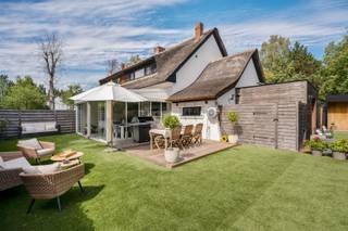 <p><span>Karaktervolle woning met rieten dak en verwarmd zwembad in Brasschaat</span></p><p><span>Troeven</span></p><p><span>Brasschaat is een van de groenste gemeenten van de Antwerpse rand, en dat voel je in deze rustige buurt meteen. Je zit hier vlak bij Kalmthout en Wuustwezel, en toch sta je in een paar minuten op de oprit richting Antwerpen of Breda. Een omgeving waar het aangenaam stil is zonder dat je iets moet inleveren op bereikbaarheid.</span></p><p><span> </span></p><p><span>Feiten</span></p><p><span>• Karakteristiek rieten dak, instapklaar</span></p><p><span>• Verwarmd zwembad met solarsysteem en wellnessruimte</span></p><p><span>• Volledig omheind perceel met automatische toegangspoort</span></p><p><span>• 3 slaapkamers, 2 badkamers en een extra multifunctionele ruimte</span></p><p><span>• EPC 164 kWh/(m² jaar), label B — elektriciteit conform</span></p><p><span> </span></p><p><span>Omschrijving — Wonen op het gelijkvloers, genieten in de tuin</span></p><p><span>Achter de automatische toegangspoort valt eerst het rieten dak op: het geeft deze halfopen woning een uitstraling die je in de buurt niet snel een tweede keer tegenkomt. De oprit biedt plaats aan 3 à 4 wagens.</span></p><p><span>Binnen loop je door naar de leefruimte en de eetplaats, die aansluiten op de keuken. De veranda vormt de overgang naar buiten en kijkt uit over de tuin en het zwembad.</span></p><p><span>Het vergunde bijgebouw herbergt een volwaardige slaapkamer met eigen badkamer. Een indeling die veel mogelijkheden opent: als master bedroom, als gastenverblijf, of voor wie graag gelijkvloers slaapt.</span></p><p><span>Op de eerste verdieping liggen 2 bijkomende slaapkamers en een extra ruimte die zich leent tot bureau, dressing, hobbyruimte of ruime berging. Daarboven is er nog een zolder met bijkomende opslagruimte.</span></p><p><span>De tuin is het hart van deze woning. Het perceel van 495 m² is volledig omheind en ingericht om er het hele seizoen door te zijn: een verwarmd zwembad met solarsysteem, een aansluitende wellnessruimte, hoogwaardig kunstgras dat het jaar rond groen blijft en meerdere plekken om de zon te volgen.</span></p><p><span>EPC 164 kWh/(m² jaar), label B. Elektrische keuring conform. Beschikbaar vanaf 15 december 2026.</span></p><p><span> </span></p><p><span>Zin om deze woning en haar tuin zelf te zien? Contacteer Christophe Matthys voor meer informatie of een afspraak.</span></p><p><span> </span></p>