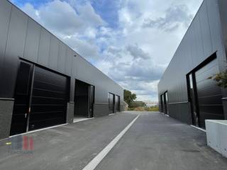 Reeds verhuurde nieuwbouw KMO-unit bestaande uit 99 m² opslagruimte te koop, ideaal als investering, op de nieuwe bedrijvenzone langs de...