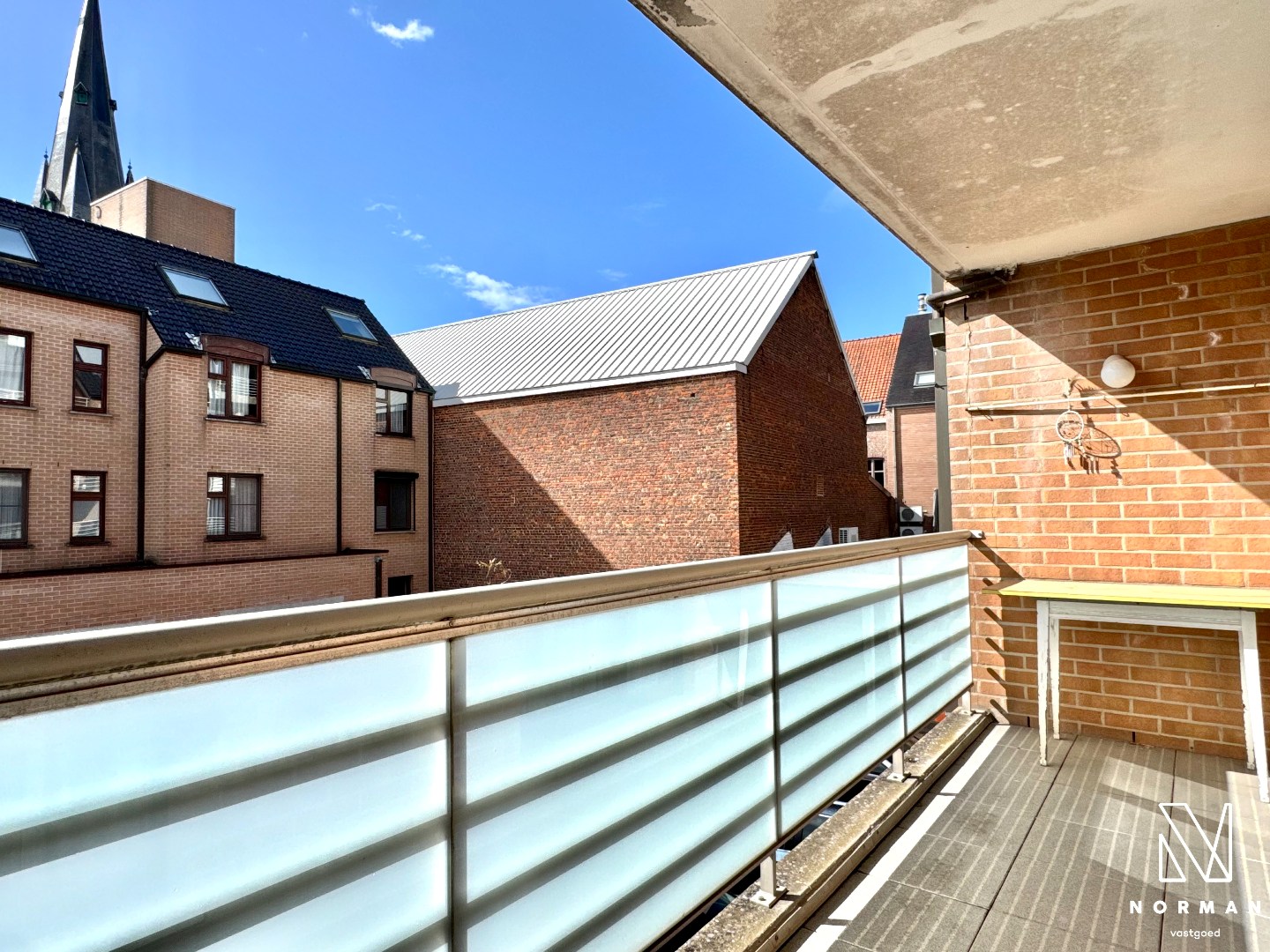 Lichtrijk en energiezuinig appartement met 2 slaapkamers, terras en garage te koop in centrum Kuurne! - foto 4