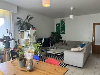 Appartement avec balcon situé près du centre de Malines et équipé d'un garage.L'appartement est situé au 1er étage d'un petit complexe de 2 appartements.Grâce au garage situé à proximité, vous disposez toujours d'un espace de stationnement ainsi que d'un espace de stockage supplémentaire. Les trois pièces peuvent être aménagées de manière flexible en fonction de vos besoins.