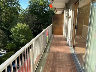Ruim 3-slaapkamerappartement met mooi uitzicht op privédomein. Optie om privé garage met staanplaats aan te kopen.<br />Ontdek dit ruime en lichtrijke appartement van 112 m² in een rustige, groene buurt van Edegem en op wandelafstand van het centrum, dicht bij de autostrade E19. De grote leefruimte met schuifraam naar het balkon met groen uitzicht zorgt meteen voor een aangename, open sfeer. Dit appartement heeft aan voor- en achterzijde een ruim terras voorzien van zonneweringen. De keuken is praktisch ingericht en biedt veel kastruimte en werkruimte. Met drie, ruime slaapkamers is dit appartement ideaal voor een gezin, thuiswerk en ook zeer interessant als investering. De badkamer beschikt over een wastafel, douche, droogkast, wasmachine en er is een apart toilet voorzien. Dit appartement is verzorgd, is eventueel verder te moderniseren.<br />De garage is ruim met plaats voor 1 auto, 2 tot 3 fietsen, een extra bergruimte en een autostaanplaats (vraagprijs garage met autostaanplaats is 30.000,00 EUR) Vaste kosten: +/- 220 € per maand (blokpolis, syndicus, onderhoud gem. delen, verwarming en water) . Voor meer info of bezichtiging contacteer de eigenaars op nummer 0474/25.75.50 Diane of nummer 0497/ 131.232 Ingrid. G score: A P score: A. GEEN IMMO aub.