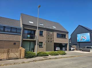 <p><span>Prachtig ruim appartement met zonnig terras om op te vertoeven.</span></p><p><span>Dit appartement is als volgt ingedeeld: inkomhal met apart gastentoilet, </span></p><p><span>leefruimte met open volledig geïnstalleerde keuken, nachthal, drie slaapkamers en een badkamer met dubbele lavabo, ligbad, douche en toilet.</span></p><p><span>Twee aangename terrassen met open zicht.</span></p><p><span>Buiten staanplaats aanwezig.</span></p><p><span>Voor meer info of bezoek contacteer Pattymo.</span></p>
