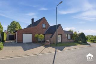 <p>TE KOOP: ruime open bebouwing in de Piljoenstraat, Roeselare, rustig gelegen in een oase van groen, naast een plukweide, en toch nabij invalswegen.</p>

<p> </p>

<p>Deze woning uit 1985 combineert een uitzonderlijke ligging met een overvloed aan ruimte en moderne energievoorzieningen. Met tot 6 slaapkamers, 2 badkamers, 2 garages, een sauna en een grote zonnige tuin van 335 m² is dit een ideale gezinswoning. Dankzij zonnepanelen met groenestroomcertificaten, thuisbatterij (beiden conform gekeurd), een condensatieketel én een warmtepompboiler bent u energetisch volledig voorzien op de toekomst. Bovendien is de woning asbestveilig.</p>

<p> </p>

<p>Belangrijkste ruimtes:<br />• Lichtrijke woonkamer met gezellige houtkachel<br />• Extra lichtrijke kamer in aanbouw (ideaal voor bureel of eetkamer)<br />• Functionele keuken met zicht op de tuin<br />• 3 slaapkamers op het gelijkvloers en 3 slaapkamers op het verdiep<br />• Ruime badkamer op het gelijkvloers en een praktische badkamer op het verdiep<br />• Sauna<br />• Berging, kelder en kruipzolder voor extra opslag<br />• Twee garages (één inpandig en één extern) voor voertuigen of hobbyruimte<br />• Zuid-oost georiënteerde tuin (335 m²) voor optimale zonbeleving</p>

<p> </p>

<p>Troeven:<br />• Rustige ligging in groene omgeving, naast plukweide en toch nabij invalswegen<br />• De indeling maakt gelijkvloers wonen mogelijk waarmee u perfect voorbereid bent op wonen in alle levensfasen<br />• Uiterst energiezuinig dankzij zonnepanelen, condensatieketel, warmtepompboiler en thuisbatterij<br />• Asbestveilig</p>

<p> </p>

<p>Neem vandaag nog contact op met je ERA-makelaar voor een bezoek.</p>

<p> </p>

<p>JOUW DROOMHUIS. ZO GEVONDEN!</p>