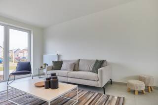 Op de grens van Roeselare en Hooglede, in de Simonne Brugghestraat, staan deze halfopen en gesloten nieuwbouwwoningen in een rustige en kindvriendelijke buurt. Ze charmeren met hun unieke nieuwbouwstijl, waarbij een goede bereikbaarheid en een groene omgeving perfect samenkomen. Je kunt gemakkelijk de autosnelweg nemen of het openbaar vervoer gebruiken. Bovendien geniet je van de nabijheid van ziekenhuizen, scholen, winkels en diverse recreatiemogelijkheden, waardoor het een ideale woonplek is voor zowel jong als oud.<br /><br /><strong>Troeven van deze woningen:</strong>
<ul>
	<li>Instapklare, energiezuinige woning;</li>
	<li>Vloerverwarming op het gelijkvloers in combinatie met het warmtenet;</li>
	<li>3 ruime slaapkamers;</li>
	<li>Badkamer uitgerust met een inloopdouche, bad en dubbel lavabomeubel;</li>
	<li>Zeer ruime inpandige garage met automatische sectionaalpoort en doorgang naar de tuin.</li>
</ul>
<br />Wil je meer informatie? Neem dan nu nog contact met ons op!