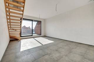 Voor meer info of een bezoek, bel 053 59 49 34 - In het centrum van Aalst bevindt zich dit charmevol nieuwbouwproject “De Kluys”. Deze toplocatie biedt u de kans om in het centrum te wonen, zonder de drukte te ervaren (eenrichtingsstraat). Binnen dit project worden er 13 entiteiten ontwikkeld, bestaande uit zowel éénslaapkamer, tweeslaapkamer als drieslaapkamer/penthouse appartementen. Deze <strong>BEN-appartementen</strong> zijn voorzien van warmtepomp, luchtdichte isolatie, vloerverwarming en zonnepanelen! De hoogwaardige materialen waarmee uw appartement wordt afgewerkt, kan nog naar eigen smaak worden gekozen! Aan de achterzijde van het gebouw bevinden zich de autostaanplaatsen of carports. <br /><br /><strong>*Prijs vermeld in de advertentie betreft prijs excl. BTW en kosten.</strong>