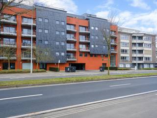 Dit lichtrijke kantoorpand, gelegen op een toplocatie nabij de E40, bevindt zich op de vierde verdieping van een modern pand en beschikt over een aangenaam zuidoostelijk georiënteerd balkon. De uitstekende bereikbaarheid, zowel met de wagen als met het openbaar vervoer, wordt verder versterkt met de optie tot aankoop van een ondergrondse parkeerplaats.Oppervlakte: 242 m²Bouwjaar: 2007Specificaties:- Tapijtvloer- Ingerichte kitchenette- Vergaderruimte- Lift- Ondergrondse parkeerplaats- Gescheiden sanitair (M/V)- Lockers met douche- Zuidoostelijk gericht balkon- Parlofoon- Douche- Centrale verwarming op gasBeschikbaarheid: Beschikbaar bij akte na betaling.Hebt u interesse in dit kantoor te koop in Gent? Neem contact op voor meer info of een bezoek via 09 245 35 35 of business.gent@dewaele.com.