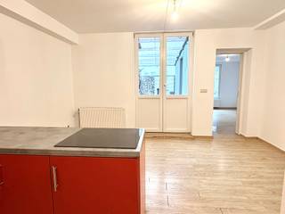 <p>Ideaal gelegen tussen de Hallepoort en het Zuid Station, bieden we u dit appartement van 49 m² met terras aan. Het biedt: een hal, een lichtrijke woonkamer met een volledig uitgeruste open keuken, een terras (15 m²) op het noordoosten, een slaapkamer (15 m²), een doucheruimte met een toilet. Gemeenschappelijke kosten: 100 €/maand. Onmiddellijke beschikbaar. EPC: E. U zult gecharmeerd zijn van de helderheid en het prachtige terras. Absoluut een bezichtiging waard!</p>