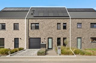 Deze instapklare gezinswoning bevindt zich in een rustige, nieuwe woonwijk op korte afstand van het centrum van Keerbergen. Via de inkomhal,...