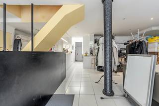 <strong>TOPLIGGING</strong> Ruime handelswoning met woonst en polyvalente ruimte in het centrum<br /><br />Deze ruime handelswoning met woonst biedt een <strong>unieke combinatie van wonen en werken</strong> op een centrale ligging in het stadscentrum. Dankzij de grote polyvalente<strong> handelsruimte van ca. 60 m² </strong>geniet u hier van tal van mogelijkheden voor winkel, kantoor, praktijk, showroom of vrij beroep. De grote raampartijen zorgen voor een uitstekende visibiliteit en een aangename, lichtrijke werkomgeving.<br /><br />Achter de handelsruimte bevindt zich de <strong>gezellige privéwoonst</strong> met een ruime leefruimte die uitkijkt op de charmante stadstuin. De geïnstalleerde keuken met aansluitende berging biedt alle comfort, terwijl de veranda een extra gezellige leefruimte creëert om in elk seizoen van de tuin te genieten. De tuin beschikt bovendien over bijkomende bergruimtes.<br /><br />Op de eerste verdieping en tweede  bevinden zich vier ruime slaapkamers, een dressingruimte die verder afgewerkt kan worden,  een grote badkamer en extra zolder. <br /><br />De woning is instapklaar mits beperkte opfrissingswerken en biedt een uitstekende basis voor wie wonen en werken wil combineren. Het huidige EPC kan bovendien eenvoudig verbeterd worden door het isoleren van de zolder. (plat dak en dakgoten reeds vernieuwd)<br /><br />Dit pand is onderhevig aan de renovatieverplichting die door de Vlaamse overheid wordt opgelegd voor residentiële gebouwen. Raadpleeg de website van het Vlaams Energie- en Klimaatagentschap via https://www.vlaanderen.be/een-huis-of-appartement-kopen/renovatieverplichting-voor-residentiele-gebouwen. <br /><br /><u>Extra troeven:</u><br />* Centrale commerciële ligging<br />* Handels-/polyvalente ruimte van ca. 60 m²<br />* Combinatie wonen en werken<br />* 4 slaapkamers<br />* Gezellige stadstuin met veranda<br />* Veel bruikbare oppervlakte<br />* extra kunnen er twee afzonderlijke garages worden aangekocht<br /><br />Tal van mogelijkheden voor zelfstandigen, vrije beroepen of handelsactiviteiten<br />Een eigendom boordevol potentieel voor ondernemers die op zoek zijn naar ruimte, zichtbaarheid en comfortabel wonen op één locatie.<br />Bel ons nu op 051/62 40 40 