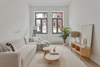 <p>Welkom in jouw nieuwe thuis! Dit gebouw bevindt zich midden in het kloppende hart van Antwerpen, slechts op wandelafstand van het centraal station, de Meir en het mooie stadspark. Naast deze toplocatie biedt dit huis nog tal van andere voordelen, zo is er tot op de blote steen een volledige renovatie uitgevoerd met oog voor detail en duurzaamheid waardoor je nog jaren kan genieten van een comfortabele, energiezuinige woonst. Je wordt verwelkomd door de inkomhal die is voorzien van een gastentoilet met aangrenzend de riante, zonnige woon- en eetkamer met grote raampartijen en een prachtige parketvloer. De moderne open keuken met een royaal kookeiland is voorzien van alle comfort, zoals een keramische kookplaat, dampkap met afvoer, oven, enzovoort.<br />Daarnaast is er ook nog een super handige bijkeuken waar er aansluitingen voorzien zijn voor een was- en droogmachine. Vanuit deze ruimtes heb je geweldig zicht op de uiterst charmante stadstuin (29 m²) waar het in het middelpunt van de bruisende stad heerlijk vertoeven is. In totaal zijn er 4 slaapkamers aanwezig en 2 luxe badkamers die voorzien zijn van een walk in shower, stijlvolle lavabo en toilet. Bovendien heeft de badkamer op de eerste verdieping ook nog een schitterend design ligbad.</p>
<p><strong>Alles is vernieuwd! Bezettingen, vloeren, elektriciteit, centrale verwarming, ramen, afvoer, etc.</strong></p>
<p><strong>Bijkomende gegevens</strong>: EPC label B! Kelder aanwezig, overal is er ingebouwde verlichting, centrale verwarming op gas, dubbele beglazing, hout of PVC. Geïsoleerd dak, muren en gevel. Momenteel verhuurd aan € 2.650/maand, € 31.800/jaar, 5%</p>
<p><strong>Stedenbouwkundige inlichtingen en bodemattest aanwezig. Asbestattest in aanvraag. Bevindt zich niet in een risicozone voor overstromingen (P- en G-score B). Renovatieverplichting niet van toepassing.</strong></p>