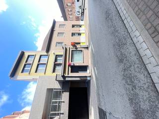 <p>Op zoek naar een centraal gelegen woning met potentieel?<br />Ontdek deze gezellige gezinswoning in Menen, op wandelafstand van de Grote Markt.<br /><br />De woning beschikt over een stadstuin, drie volwaardige slaapkamers, extra in te richten kamer en een praktische indeling. Dankzij de centrale ligging zijn alle voorzieningen vlot bereikbaar.</p>
<strong>Indeling:</strong><br />Inkomhal, leefruimte met aansluitende keuken en zicht op terras, apart toilet en ruime, droge kelder.<br />Op de eerste verdieping bevinden zich twee slaapkamers.<br />De tweede verdieping telt een derde slaapkamer (opgesplitst met valse wand) en een badkamer met douchebad, toilet en wastafel, met plaats voor een wasmachine.<br />De derde verdieping biedt een extra kamer, ideaal als vierde slaapkamer, bureau of hobbyruimte.
<p><strong>Troeven:</strong></p>

<ul><li>Centrale ligging nabij alle voorzieningen en op wandelafstand van de Leie</li><li>4 slaapkamers</li><li>Stadstuin met overdekt terras</li><li>Gezellige leefruimte met open keuken</li><li>Ruime, droge kelder</li><li>Praktische indeling met veel potentieel</li><li>Ideaal voor starters of investeerders</li></ul>
Renovatieplicht