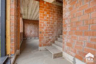 Op zoek naar een woning die je volledig naar eigen smaak kan afwerken? Deze casco halfopen bebouwing op een perceel van 401 m² biedt een unieke...