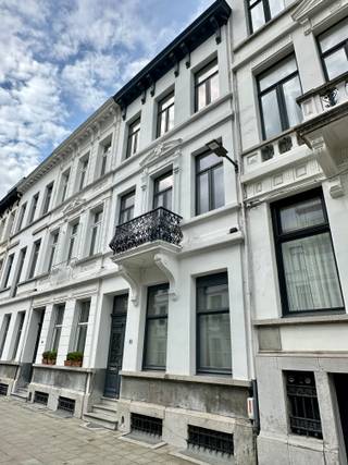 Unieke kans! Wees erbij op onze eerste kijkdag! Reageer via stadsgoed@era.be en mail zeker uw naam en gmsnr ! Authentieke herenwoning met stadstuin...
