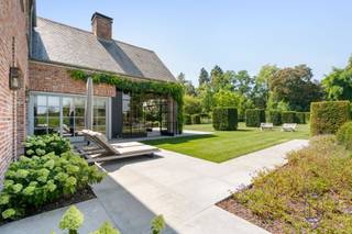 <p>Deze grote prachtige klassevilla is dé ideale woning voor mensen op zoek naar luxe & comfort, kwaliteit en ruimte. <br />Deze woning is goedgelegen in Vichte, genietend van een mooi zicht op groen (parkgebied).</p><p>Mooie handige oprit met toegangspoort, extra tuinhuis, jacuzzi, prachtig aangelegde tuin met privacy (voorzieningen zwembad liggen klaar).</p><p>INDELING villa: <br />indrukwekkende inkomhal met prachtige trap, bureau, apart toilet en vestiaire, gezellige grote leefruimte (mooie schouw, parket, extra bureau), geïnstalleerde keuken met extra ontbijthoek, grenzend aan de orangerie (bar, open haard) met uitzicht op terras en tuin, extra bijkeuken en wasplaats (met koelcel); extra toilet, 3 garages (overzolderd). <br />Op het 1ste verdiep: overloop, 4 grote slaapkamers, dressing, 3 badkamers (1 met ligbad en inloopdouche, en 2 douchekamers), en een extra zolderkamer/berging. <br />Grote bergzolder.</p><p>TROEVEN: toplocatie te Vichte, grote woning met privacy, prachtig aangelegde tuin, kwaliteitsvolle materialen, vloerverwarming aardgas.</p><p>Bezoek na afspraak met Immo Beguin: flore@immobeguin.be</p>