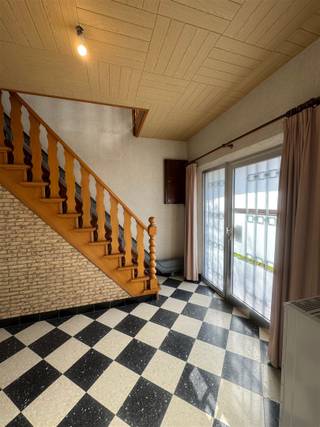 <p><span>Laat je verrassen door deze charmante woning die door de huidige eigenaar al gedeeltelijk en kwaliteitsvol werd gerenoveerd. </span></p><p><span>Dankzij de nieuwe HR-ramen, vernieuwd dak, moderne keuken, thuisbatterij met 20 zonnepanelen, geïsoleerde zolder en een frisse schilderbeurt, is dit een instapklare thuis met heel wat comfort.</span></p><p><span>Bij het binnenkomen tref je een ruime inkomhal die meteen toegang biedt tot zowel de keuken als de gezellige leefruimte. In de woonkamer springt de prachtige marmeren schouw meteen in het oog – een stijlvol detail dat sfeer brengt.</span></p><p><span>De zeer ruime keuken is volledig vernieuwd en uitgerust met alle nodige voorzieningen. Aansluitend bevindt zich de badkamer met toilet, douche, wastafel en voldoende plaats voor wasmachine en droogkast. </span></p><p><span>Vanuit de keuken bereik je ook de kelder, ideaal als extra opslagruimte. </span></p><p><span>In de lichtrijke veranda geniet je het hele jaar door van het zonnetje.</span></p><p><span>Op de bovenverdieping zijn er drie volwaardige slaapkamers. </span></p><p><span>De overloop biedt bijkomende mogelijkheden: een bureauhoek, speelruimte of zelfs een extra badkamer.</span></p><p><span>Het perceel van ongeveer 12 are is een absolute troef. </span></p><p><span>De tuin werd volledig opnieuw aangelegd, is volledig omheind en biedt privacy en rust. </span></p><p><span>Buiten vind je daarnaast een groot overdekt terras en een ruim bijgebouw, dat indien gewenst kan worden verkleind of verwijderd om een nog opener tuinbeleving te creëren.</span></p><p><span>Extra troeven</span></p><p><span>•Thuisbatterij</span></p><p><span>•20 zonnepanelen</span></p><p><span>•Dak volledig vernieuwd</span></p><p><span>•Grondwaterput</span></p><p><span> </span></p><p><span>Kortom: een ruim, energiezuinig en veelzijdig huis op een prachtig perceel. Ideaal voor wie instapklaar wil wonen met alle comfort én een mooie tuin!</span></p><p><span> </span></p>