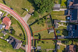 <div><strong>Bouwgrond (458m²) voor halfopen bebouwing nabij centrum Vosselaar!<br /></strong>Geen bouwverplichting | Zuid-west georiënteerde tuin<br /><br />Ideaal gelegen, op wandelafstand van winkels, scholen en het centrum van Vosselaar!<br />Dankzij de Zuid-West georiënteerde tuin kan men heerlijk genieten van de zon op het gezellige terras aan de woning.</div>
<br /><strong>Bouwvoorschriften:</strong><br />- Bouwdiepte gelijkvloers: 12,30m (plat dak)<br />- Bouwdiepte 1ste verdieping: 12,30m (plat dak)<br />- Bouwdiepte hellend dak: 9m (Helling: 45°)<br />- Bouwbreedte: 9,39m<br />- Gekoppelde carport toegestaan op min. 5m uit de voorgevelbouwlijn.<br />- Kroonlijsthoogte: 6,50m<br /><br />De volledige bouwvoorschriften kan u terugvinden op onze website, onder de tab 'Documenten'.<br /><br />Het naastliggende perceel wordt ook te koop aangeboden. Zie advertentie op onze website.