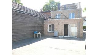 Een goed gelegen appartementsgebouw bestaande op het gelijkvloers uit een studio vooraan bestaande uit een woonkamer, open ingerichte...