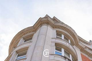 <p>Appartement de caractère avec garage à Gand.</p><p>Situé sur la Krijgslaan à Gand, cet appartement unique se trouve au premier étage d'un immeuble charmant et majestueux, à l'allure élégante et à l'architecture de caractère. Son emplacement central allie un cadre de vie agréable à un accès facile au centre-ville et aux principales voies d'accès.</p><p>En entrant dans le hall d'entrée, vous découvrez immédiatement le spacieux espace de vie. Celui-ci constitue le cœur de l'appartement et s'ouvre harmonieusement sur la salle à manger.<br />Depuis le hall, on accède également à un débarras pratique et à un spacieux bureau. Compte tenu de sa taille, cette pièce peut tout aussi bien être aménagée en chambre supplémentaire.<br />La cuisine est équipée de toutes les installations nécessaires et communique avec la buanderie, qui donne accès à la terrasse. L'appartement dispose en outre de toilettes séparées, de deux salles de douche, de deux chambres à coucher à part entière et d'une pièce supplémentaire pouvant servir de bureau, de dressing, de salle de loisirs ou de chambre d'amis.</p><p>Parmi ses atouts supplémentaires, l’appartement dispose d’un cellier privé et d’un box de garage.</p><p>Cet appartement de caractère aux pièces spacieuses situé à Gand vous intéresse ? N’hésitez pas à nous contacter pour obtenir plus d’informations et organiser une visite.</p>