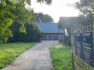 <span>Bij het toekomen van deze te renoveren boerderij voel je direct een gezellige sfeer van weleer, de ruimte, rust en de verbinding met de natuur. Een echte troef is hier vooral het zicht: de velden alsook de volgroeide bomen zorgen hier voor een aangenaam en geborgen gevoel. Deze landbouwwoning met stalling is gelegen binnen een agrarisch gebied en kan dienen voor kandidaat-kopers die actief zijn in de landbouwsector of u kan een functiewijziging aanvragen tot enkel wonen, rekening houdend met het advies van Agentschap Landbouw & Visserij. Dit mag eventueel een opschortende voorwaarde zijn bij de aankoop! In dit geval is de voorwaarde dat je een maximaal volume van 1000m³ mag herbouwen. Ook een sloop en heropbouw is mogelijk na een functiewijziging, wat het bovendien mogelijk maakt om dit alles aan het 6% btw-tarief en de daarvoor opgelegde voorwaarden te doen. Bel of mail vandaag nog voor uw bezoek ter plaatse naar info@rosiersderidder.be of 052/41.41.94. </span><br /><span>Referentie: 5619</span>