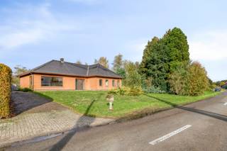 Deze te renoveren gezinswoning op een ruim perceel van 36a 75ca, rustig gelegen in de Grees te Balen-Hulsen, biedt tal van mogelijkheden voor wie op zoek is naar ruimte, rust en potentieel. Alle voorzieningen bevinden zich bovendien op korte afstand.<br /><br />Indeling:<br />Via de ruime inkomhal met apart toilet betreed je de woning. Deze hal geeft toegang tot de ruime, lichtrijke woonkamer met een prachtig uitzicht op de tuin, de ruime keuken en de nachthal.<br /><br />De nachthal leidt naar vier slaapkamers, waarvan drie ruime, en een badkamer uitgerust met douche, ligbad, wastafel en toilet.<br /><br />Achteraan vind je nog een berging aansluitend op de keuken en een dubbele garage.<br /><br />De woning beschikt tevens over een zeer ruime zolder (ca. 122 m²), bereikbaar via een buitentoegang, ideaal als extra opslagruimte of om verder in te richten.<br /><br />Verder is er een kelder van circa 184 m², bereikbaar via een toegang in de garage.<br /><br />Buitenruimte:<br />Het perceel van maar liefst 36a 75ca biedt tal van mogelijkheden om van het buitenleven te genieten. De achterste helft van het perceel ligt in agrarisch gebied en is uitermate geschikt voor het houden van dieren, zoals paarden. Een echte droomlocatie voor natuurliefhebbers en wie houdt van rust en ruimte.<br /><br />Troeven:<br />- Zeer ruime woning met veel potentieel<br />- Kelder van ca. 184 m², bereikbaar via de garage<br />- Vier slaapkamers<br />- Ideaal voor paardenliefhebbers<br />- Rustige en landelijke ligging<br /><br />Renovatieverplichting residentiële gebouwen van toepassing. Meer info: https://energiesparen.be/renovatieverplichting.<br /><br />Voor meer info of een bezoek contacteer ons via info@vastengoed.be of via 014/72 73 74.<br /><br />Wenst u een gratis schatting van uw eigendom? Contacteer ons via 014/72 73 74.