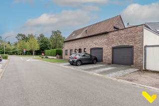 Deze twee afzonderlijke woningen met elk hun eigen huisnummer (Berkenlaan 5 en Klaprooststraat 8) zijn samen gelegen op een perceel van 3a71ca te Leopoldsburg. Beide panden worden als één geheel verkocht en bieden een uitzonderlijke opportuniteit voor investeerders, grote gezinnen of wie zoekt naar een combinatie van wonen en verhuren.<br /><br /><strong>Woning 1 – Berkenlaan 5 (bouwjaar 1956):</strong><br />- Bewoonbare oppervlakte: 168 m²<br />- Indeling: ruime leefruimte, keuken, 3 slaapkamers, ruime zolder en droge kelder<br />- Extra: garage aanwezig<br />- EPC-label F → renovatieplicht van toepassing<br />- Gas aanwezig in de woning, maar geen centrale verwarming voorzien<br /><br /><strong>Woning 2 – Klaprooststraat 8 (bouwjaar 1986):</strong><br />- Bewoonbare oppervlakte: 158 m²<br />- Indeling: 3 slaapkamers, leefruimte, inpandige garage en kelder<br />- EPC-label C<br />- Asbestveilig<br />- Momenteel verhuurd (ideaal als investering)<br /><br /><strong>Troeven:</strong><br />- Twee woningen met aparte adressen<br />- Mogelijkheid tot verhuren van één of beide woningen<br />- Geschikt voor samenwonen met meerdere generaties<br />- Centrale ligging in Leopoldsburg<br />- Investering met potentieel rendement<br /><br />Wenst u meer informatie omtrent deze woning of een bezichtiging? Contacteer ons via <strong>014 58 02 08</strong> of via <strong>info@immovl.be</strong>.