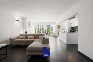 Stijlvol appartement met uniek uitzicht op het Wapenplein in Oostende<br />Welkom in dit prachtige appartement, waar ruimte, comfort en een topligging perfect samenkomen. Vanuit de royale woonkamer geniet u elke dag van een uniek en levendig uitzicht op het Wapenplein, het bruisende hart van Oostende.<br />De moderne, volledig uitgeruste keuken vormt het kloppende hart van de woning. Dankzij het ruime kookeiland is dit de ideale plek om samen met familie en vrienden te koken, aperitieven en gezellige momenten te beleven.<br />Het appartement beschikt over twee volwaardige slaapkamers, die elk rechtstreeks toegang geven tot een eigen terras. Zo geniet u op elk moment van de dag van een aangename buitenruimte.<br />Verder vindt u een apart gastentoilet en een stijlvolle, luxueuze badkamer, uitgerust met een ruime inloopdouche en een hoogwaardige afwerking.<br />Als extra troef beschikt het appartement over een praktische fietsenberging, ideaal voor wie graag de stad en de kust per fiets verkent.<br />Bent u op zoek naar een ruim, instapklaar appartement met een uitzonderlijke ligging, veel lichtinval en alle comfort? Dan is dit een unieke kans die u niet mag missen.