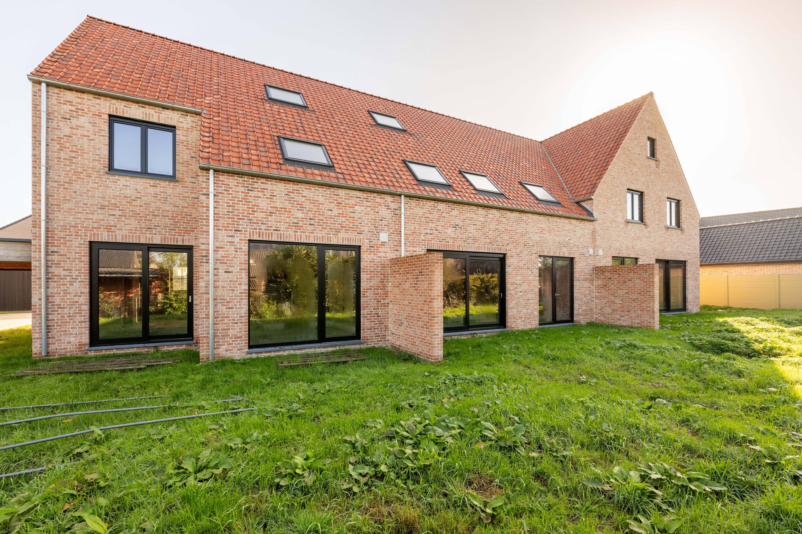 Afgewerkte nieuwbouwwoning met 3/4 slaapkamers en carport - foto 4
