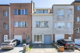 <p><span><strong>Gezinswoning met 4 slpks en stadskoer</strong></span></p>
<p>Deze woning is gelegen in een rustige omgeving, nabij gezellige buurtpleintjes en met een vlotte verbinding naar de autosnelweg. Op wandelafstand heb je openbaar vervoer, winkels, restaurants en scholen.</p>
<p><strong>Gelijkvloers:</strong><br />De inkomhal met aansluitend de ruime, lichtrijke leefruimte en de eetplaats.<br />De keuken op een tegelvloer beschikt over volgende toestellen: kookplaat, dampkap en koelkast.<br />Gezellige zit-/speelhoek voor de kinderen met toegang naar de stadstuin.<br />Aparte bureauruimte of slaapkamer (ideaal voor inwonende ouders) en de eerste ingerichte badkamer met inloopdouche, lavabo, sierradiator en toilet.</p>
<p><strong>1ste verdieping:</strong><br />De nachthal met bergruimte en de 2de badkamer met dubbele lavabomeubel, ligbad en toilet.<br />Leefruimte en de keuken met volgende toestellen: vaatwasser, oven, microgolfoven en gasvuur.<br />Vooraan de master bedroom van 21m².</p>
<p><strong>2de verdieping:</strong><br />3de slaapkamer (14m²) en 4de slaapkamer (21m²).</p>
<p>Garage met oprit voor 2 wagens.<br />Kelder en zolder met veel bergruimte.</p>
<p><strong>Troeven:</strong></p>
<ul>
<li>Woning met zeer veel potentieel</li>
<li>4 volwaardige slaapkamers</li>
<li>Ruime kelder (34m²)</li>
<li>Recente verwarmingsketel</li>
<li>Geen renovatieverplichting</li>
<li>Elektriciteit is conform</li>
</ul>