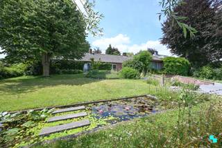 Vrijstaande woning op een perceel van maar liefst 2.155m² te Izegem. Inkomhal met apart gastentoilet, toegang tot de woonkamer, de keuken,...