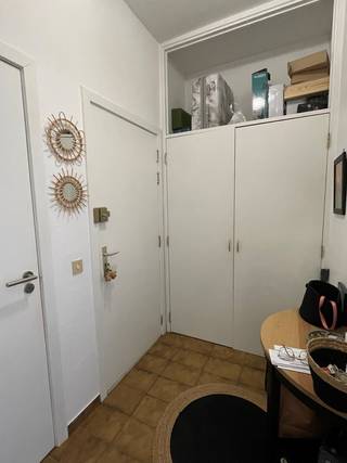 Dit zonnig appartement gelegen op de 5e verdieping in het hart van Strombeek-Bever, omvat: Inkomhal met vestiaire en wc, living, open...