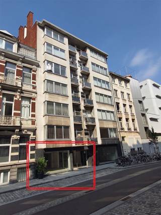 <p><span>Goed gelegen HANDELSRUIMTE of KANTOOR nabij Centrum Gent. </span><span>(Geen nachtwinkels noch horeca gewenst </span><span>)</span></p><p><span>Gelegen aan de Nederkouter, op één van de invalswegen. Nabijheid Veldstraat, Kouter, oud Justitiepaleis.</span></p><p><span>Bestaande uit</span><span>: Een gelijkvloerse winkel- , praktijk- en/of kantoorruimte met oppervlakte +/- 50 m². Mooie vitrine op de Bagattenstraat ,Breedte 4 m. Onderverdeling tussen een deel vooraan (+/- 30 m²), en een aparte ruimte achteraan (keuken). Verder nog een aparte WC. </span></p><p><span>Ideale ligging : vlot bereikbaar via tram vanuit Centrum/ station Gent-St-Pieters, maar ook met de wagen (afrit Zuid), uitvalswegen (E-17/ E-40 oprit). Parkings nabij : Kouter, Savaanstraat.</span></p><p><span>Huurprijs : € 875 / maand. => HUUR 725 € + AO : 150 € / maand </span><span>(kosten alg. delen + voorschot op warm & koud water en verwarming).</span></p><p><span>EPC : D / unieke code 2831515</span></p><p><span>Eigen verbruik elektriciteit. Onroerende voorheffing (door huurder te betalen) . </span></p><p><span>Handelshuur of huur gemeen recht</span></p><p><span> </span></p><p><span>Ligging Pand</span><span>: Bagattenstraat 3 te 9000 GENT.</span></p><p><span>Status pand</span><span>: Beschikbaarheid : onmiddellijk.</span></p><p><span>Bezoek</span><span>: enkel mogelijk via telefonische afspraak met Immo-Eden - T 09 222 00 63</span></p><p><span> </span></p><p><span><br /><br /></span></p><p><span> </span></p>