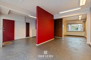 Voor meer info en foto’s, surf naar www.swevers.be – In het centrum, op een levendige en vlot bereikbare locatie, bevindt zich dit karaktervolle handelspand met duplex appartement in de Papenstraat 16. Het gebouw dateert van 1850 en biedt na renovatie een unieke kans om wonen en werken te combineren op één adres. Het handelspand op het gelijkvloers omvat is ingedeeld in een kantoorruimte met twee aparte bureaus, ideaal voor vrije beroepen of dienstverlening. Achteraan geniet u van een tuin en een zuidgericht terras. Extra bergruimte is voorzien in de kelder. Het duplex appartement is bereikbaar via een aparte inkom. Op de eerste verdieping vindt u een lichtrijke leefruimte van met aansluitend een keuken, badkamer, apart toilet, berging en een balkon. De tweede verdieping telt twee slaapkamers en een zolder met uitbreidingsmogelijkheden. Scholen, openbaar vervoer, horeca en winkels liggen op wandelafstand. Snelwegen bereikt u op 11 km. Een veelzijdige investering met ruimte, karakter en potentieel. Voor meer informatie, bel 012 699 900. Bron bewoonbare oppervlakte: EPC – verslag. Dit pand is onderworpen aan de renovatieverplichting van de Vlaamse overheid voor residentiële gebouwen (behoudens bij sloop binnen 5 jaar na de aankoop). Consulteer voor meer informatie de website van het Vlaams Energie- en Klimaatagentschap via https://www.vlaanderen.be/een-huis-of-appartement kopen/renovatieverplichting-voor-residentiele-gebouwen