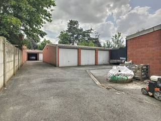 Afgesloten garagebox op een centrale ligging te Izegem.Specifieke kenmerken:- Afmetingen: 3m x 5,15m- Kantelpoort