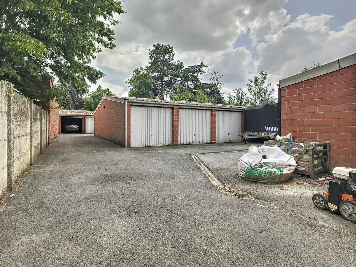 Garage dans un emplacement central à Izegem. - photo 3