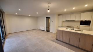 <strong>Instapklaar en energiezuinig 1-slaapkamerappartement in Residentie Park De Blauwe Reiger – Brugge</strong><br /><br />In de verzorgde <strong>Residentie Park De Blauwe Reiger</strong>, gelegen aan de <strong>Oude Oostendse Steenweg 77 te Brugge</strong>, bevindt zich dit <strong>volledig vernieuwde en instapklare 1-slaapkamerappartement</strong> met een bewoonbare oppervlakte van <strong>74 m²</strong>.<br /><br />Het appartement beschikt over een <strong>lichtrijke leefruimte </strong>met <strong>open keuken</strong>, met aansluitend een <strong>praktische berging</strong>. Vanuit de leefruimte is er toegang tot het <strong>terras</strong>, ideaal om rustig te genieten.<br /><br />Verder is er <strong>1 volwaardige slaapkamer</strong> en een <strong>comfortabele badkamer</strong> uitgerust met een dubbel lavabomeubel, inloopdouche en sierradiator.<br /><br />Het appartement werd <strong>volledig vernieuwd en recent geschilderd </strong>en is bovendien <strong>energiezuinig</strong>, dankzij aansluiting op het warmtenet en een ventilatiesysteem.<br />EPC: 146 kWh/m²/jaar.<br /><br /><strong>Troeven:</strong>
<ul>
	<li>Instapklaar</li>
	<li>Energiezuinig wonen</li>
	<li>Terras</li>
	<li>Gelegen in een rustige en groene residentie met parkgevoel</li>
</ul>
Kelderberging en 2 parkeerplaatsen bij aan te kopen voor € 30.000 <br /><br />Een<strong> ideaal appartement</strong> voor <strong>starters</strong>, <strong>alleenstaanden </strong>of als zorgeloze <strong>investering </strong>in Brugge.<br /><br />Bent u op zoek naar een comfortabel, modern en zorgeloos appartement in Brugge?<br />Dan is dit pand zeker een bezoek waard.<br /><br />051 21 11 11 of matias@imfiro.be