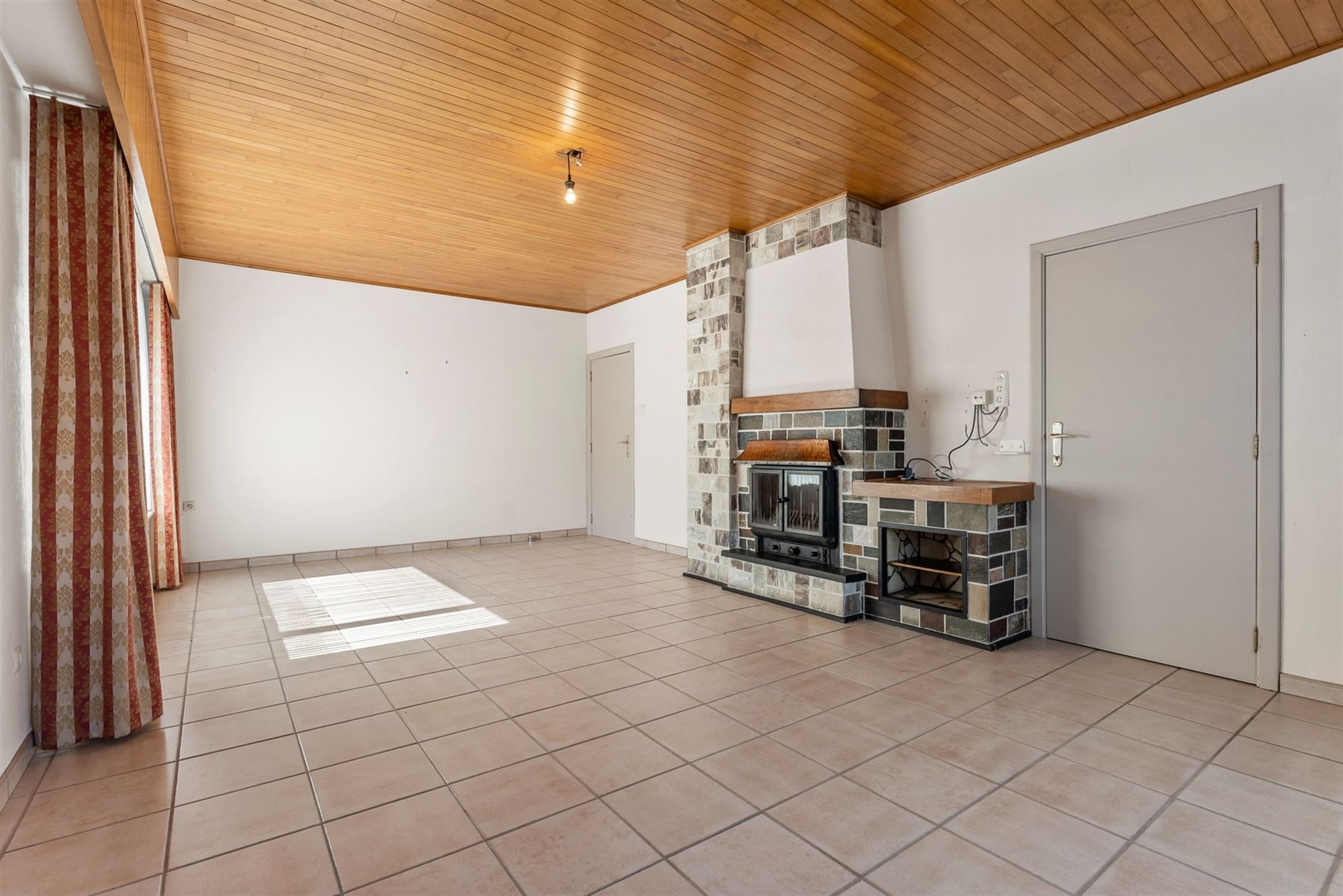 GOED ONDERHOUDEN GELIJKVLOERSE WONING MET 3 SLAAPKAMERS RUSTIG GELEGEN TE STAL - foto 5