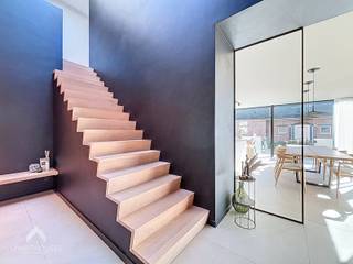 Deze villa werd afgewerkt met hoogwaardige en verfijnde materialen en straalt klasse uit vanaf het eerste moment. De imposante inkomhal met...