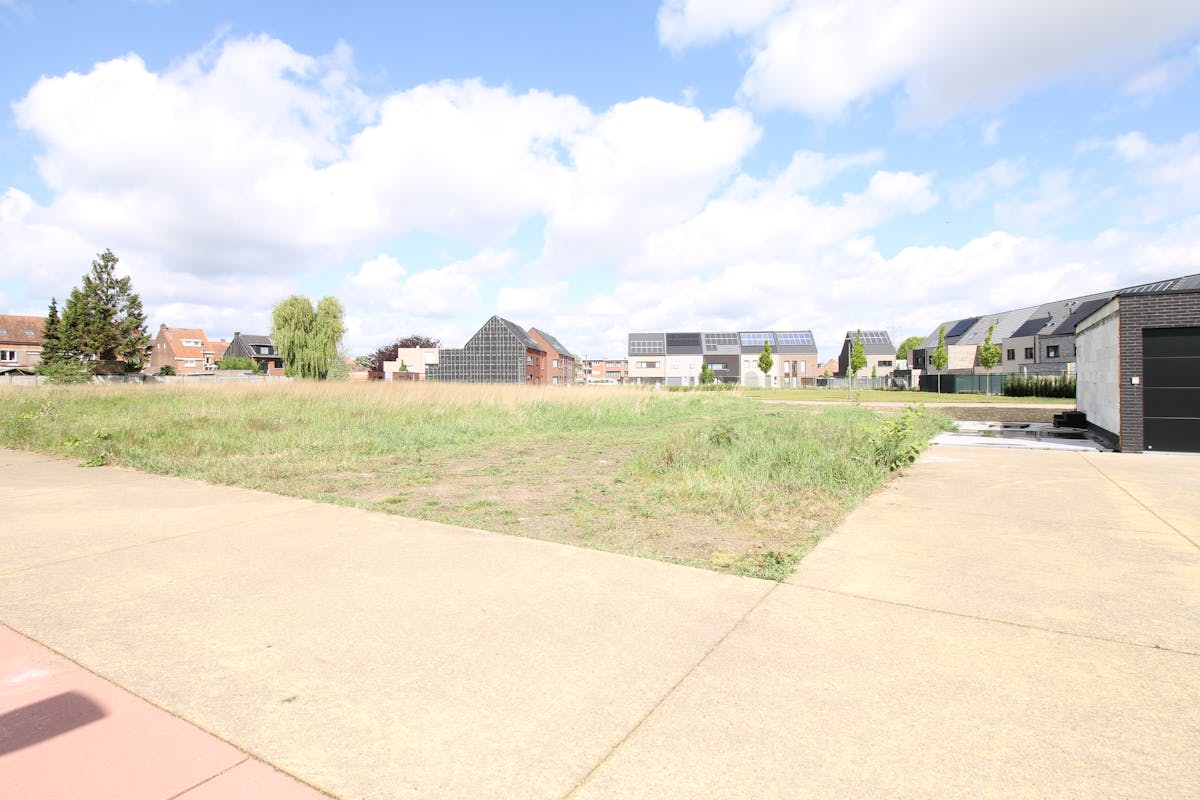 Bouwgrond in goed gelegen verkaveling te Zwijndrecht. - foto 1