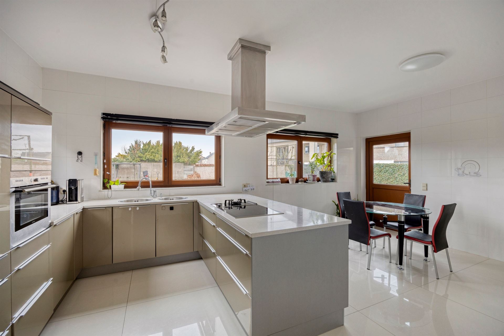 Energiezuinige en ruime villa (322m²) met 6 slaapkamers en 3 badkamers te Veldwezelt (Lanaken) - foto 4