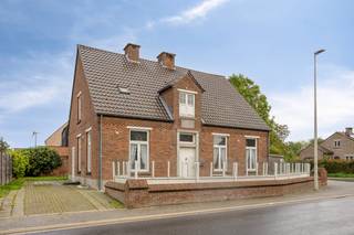 Ben je op zoek naar een veelzijdig <strong>handelspand met tal van mogelijkheden of een mooie woonst?</strong><br />Dit pand aan de Heirbaan in Melsele combineert een ruime caféruimte met verschillende extra ruimtes, sanitaire voorzieningen en mogelijkheden om wonen en werken te combineren.<br /><br />Bij het binnenkomen kom je in de caféruimte met toog, voorzien van frigo’s, een tapinstallatie en lavabo. Aansluitend bevindt zich een afzonderlijke keuken. Vanuit de bar is er toegang tot het sanitair. Via deze zone bereik je ook de tuin en de kelder.<br />Daarnaast zijn er nog een<strong> tweede keuken, twee slaapkamers en een badkamer </strong>met douche, toilet en lavabo aanwezig.<br /><br />Op de eerste verdieping bevindt zich een <strong>bijzonder ruime zaal of leefruimte</strong>, aangevuld met een extra afzonderlijke ruimte. Deze verdieping biedt heel wat mogelijkheden, afhankelijk van de gewenste invulling van het pand.<br /><br />Buiten beschik je over een terras aan het café, <strong>een oprit en een klein tuintje</strong>.<br /><br />Dankzij de ruime indeling, de aanwezige voorzieningen en de verschillende afzonderlijke ruimtes biedt dit eigendom mogelijkheden voor wie op zoek is naar een commerciële uitbating of een pand met een veelzijdige bestemming. Mits een bestemmingswijziging kan de woning verbouwd worden tot een ruime open bebouwing.<br />Bron bewoonbare oppervlakte : EPC - certificaat<br />Renovatieverplichting residentiële gebouwen van toepassing. Meer info: https://www.vlaanderen.be/een-huis-of-appartement-kopen/renovatieverplichting-voor-residentiele-gebouwen<br /><br />Interesse? Contacteer ons op 03/775.78.79 voor meer informatie en een bezoek!<br />Ben je ook van plan jouw eigendom te verkopen? Maak een afspraak voor een gratis schatting, wij maken er samen een succesverhaal van.