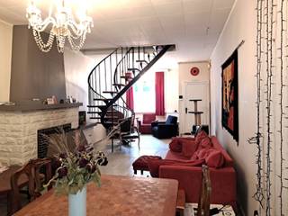 <p><strong>Te renoveren rijwoning met 2 slaapkamers op gunstige ligging nabij de Veemarkt</strong></p>
<p>Deze te renoveren rijwoning biedt een uitstekende opportuniteit voor handige doe-het-zelvers of investeerders die op zoek zijn naar een woning met potentieel op een centrale locatie.</p>
<p>De woning beschikt over twee slaapkamers, een leefruimte, keuken en badkamer die volledig naar eigen smaak en wensen kunnen worden vernieuwd.<br />De zolderverdieping kan je bereiken via een vaste trap. <br /><br />Dankzij de renovatiemogelijkheden kan u deze woning omvormen tot een comfortabele gezinswoning of een interessante investering.<br />Het tuintje kan eenvoudig worden vergroot, na afbraak van achterste gebouwtje.<br /><br />Parkeren in deze buurt is geen probleem met een gratis parking net om de hoek.<br /><br />De elektrische installatie op het 1e verdiep en de zolder werden in 2020 reeds vernieuwd (nieuwe zekeringskast op zolder)</p>
<p><strong>Troeven van deze woning:</strong></p>
<ul>
<li>
<p>Te renoveren rijwoning met veel potentieel</p>
</li>
<li>
<p>2 slaapkamers</p>
</li>
<li>
<p>Goede ligging nabij de Veemarkt</p>
</li>
<li>
<p>Vlotte bereikbaarheid met ligging nabij winkels, openbaar vervoer en invalswegen</p>
</li>
<li>
<p>Voldoende parkeergelegenheid in de directe omgeving</p>
</li>
</ul>
<p>Bent u op zoek naar een woning die u volledig naar eigen hand kan zetten op een centrale en praktische locatie? Dan is dit pand zeker een bezoek waard.<br /><br /><span>Renovatieverplichting residentiële gebouwen binnen de 6 jaar na akte van toepassing.</span></p>