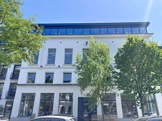 Modern kantoor met <strong>zicht op het MAS</strong>. Gelegen op een exclusieve locatie op het Eilandje met winkels en openbaar vervoer op wandelafstand.<br />De kantoorruimte bestaat uit meerdere werkplaatsen en polyvalente en afsluitbare ruimtes. Verder bevindt er zich een kitchenette en apart sanitair. Het kantoor is toegankelijk met een lift en is uitgerust met airco. <br /><br /><strong>Bijzonderheden;</strong>
<ul>
	<li>Lift in het gebouw welke toegang geeft tot elke verdieping.</li>
	<li>Airco, vloer kabelgoten, HVAC; koelbalkensysteem, automatische zonnewering.</li>
	<li>Hoge plafonds.</li>
	<li>Veel lichtinval.</li>
	<li>Kosten worden apart afgerekend = € 15% van de geïndexeerde huurprijs.</li>
</ul>