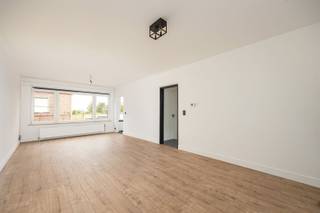 <p>Recent gerenoveerd appartement met twee ruime slaapkamers in Kontich.</p><p>Dit volledig vernieuwde appartement bevindt zich in Kontich-Kazerne, op fietsafstand van zowel het centrum van Kontich, als de dorpskern van Lint. Het station Kontich-Lint ligt op slechts 8 minuten wandelen! Van hieruit heb je rechtstreekse verbindingen naar Antwerpen, Mechelen en Brussel.</p><p>Het appartement bevindt zich op de eerste verdieping in een kleinschalig gebouw met slechts 6 appartementen. Je betreedt het appartement via de inkomhal met gastentoilet. Deze geeft toegang tot de ruime leefruimte, dewelke voorzien is van grote raampartijen. De aansluitende keuken is volledig nieuw en voorzien van kookplaat, dampkap, oven, spoelbak, koelkast en vaatwasmachine.</p><p>Achteraan het appartement bevinden zich twee ruime slaapkamers en een berging met plaats voor wasmachine en droogkast. Verder is er nog een volledig vernieuwde badkamer voorzien van een moderne inloopdouche. Een garagebox achter het gebouw maakt deel uit van het geheel.</p><p>Ben je op zoek naar een instapklaar appartement op een centrale locatie tussen Antwerpen en Mechelen? Dan moet je dit zeker eens bezoeken!</p><p>Interesse? Vraag jouw bezoek aan via 0479/01.01.01!</p>