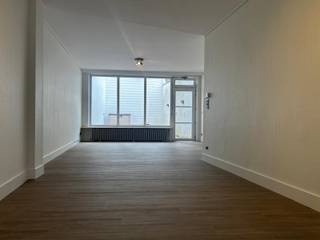 <p>Huis in het hart van Veurne, op Oude Beestenmarkt 19, op wandelafstand van winkels, scholen en openbaar vervoer.</p>
<p> </p>
<p>Deze woning biedt een praktische indeling met drie slaapkamers en een vaste zoldertrap, ideaal voor gezinnen die extra ruimte nodig hebben. Dankzij de centrale ligging geniet u van alle voorzieningen binnen handbereik, terwijl de binnenparking uw wagen veilig en droog houdt. Het EPC-label C maakt dit een energiezuinige keuze binnen het stadscentrum.</p>
<p> </p>
<p>Belangrijkste ruimtes:<br />• Woonkamer met aangename lichtinval<br />• Keuken met functionele indeling<br />• Drie slaapkamers<br />• Badkamer met douche en aansluiting voor wasmachine<br />• Vaste zoldertrap naar extra opslagruimte<br />• Terras voor buitenmomenten<br />• Binnen parkingplaats</p>
<p> </p>
<p>MAX VOOR 4 PERSONEN !!</p>
<p> </p>
<p>Troeven:<br />• Centrale ligging in het centrum van Veurne<br />• Binnen parkingplaats inbegrepen ( ligt in de Weststraat)<br />• Vaste zoldertrap voor extra ruimte</p>
<p> </p>
<p>Neem vandaag nog contact op met uw ERA-makelaar voor een bezoek.</p>
<p> </p>
<p><strong>AANMELDEN VIA ONZE ERA WEBSITE !!</strong></p>
<p> </p>
<p>JOUW DROOMHUIS. ZO GEVONDEN!</p>