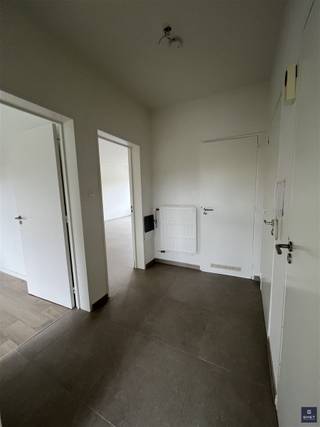<p><span>GERENOVEERD APPARTEMENT MET 2 SLAAPKAMERS, TERRAS EN GARAGE</span></p><p><span> </span></p><p><span>Bent u op zoek naar een appartement op een ideale locatie, dicht bij het centrum van Melsele met vlakbij scholen, winkels en openbaar vervoer?  Dan bent u hier aan het goede adres ! </span></p><p><span> </span></p><p><span>Het appartement is gelegen op het 2e V. en werd enkele jaren geleden gerenoveerd:  nieuwe ramen, badkamer, keuken, vloeren,... en oogt daardoor zeer cosy. </span></p><p><span>De centrale verwarming is individueel en op aardgas. Tevens is er een garage inbegrepen (achteraan het gebouw)in de huurprijs. </span></p><p><span>Geen lift.</span></p><p><span> </span></p><p><span>Indeling</span><span>:</span></p><p><span>     - Ruime inkomhal.</span></p><p><span>     - Lichtrijke leefruimte met open keuken, geïnstalleerd met o.a. een ceramisch kookvuur, dampkap, spoelbak en een koelkast. </span></p><p><span>     - Berging binnen met aansluiting voor wasmachine - tevens berging buiten op het terras</span></p><p><span>     - Badkamer met inloopdouche, lavabomeubel en toilet (+ cv-ketel in maatkast).</span></p><p><span>     - Slaapkamer 1 (ruime kamer met rechtstreekse toegang tot het terras achteraan).</span></p><p><span>     - Slaapkamer 2</span></p><p><span>     - Garage</span></p><p><span> </span></p><p><span>Belangrijke info:</span></p><p><span>     - De huurprijs: </span><span>€ 850,-/maand</span><span> (geen algemene kosten)</span></p><p><span>     - De huurwaarborg: drie maanden huur (= €2.550,-)<br />     - De kostprijs van de ingaande plaatsbeschrijving: € 175,-  excl. 21% BTW (per contractpartij)</span></p><p><span>     - EPC: 169 kWh/m² jaar - Label B.</span></p><p><span>    - </span><span>BESCHIKBAARHEID : 1/7/2026</span></p><p><span>Wenst u graag meer info of bent u geïnteresseerd in een plaatsbezoek? Gelieve ons dan te contacteren op het nummer 03 775 41 88 of mail naar christel@vastgoed-smet.be    </span></p><p><span>De verstrekte gegevens/informatie (zowel online als gedrukt) worden vrijblijvend verstrekt, enkel ter inlichting, zonder contractuele verbintenis of garantie van onzentwege en kunnen op ieder ogenblik gewijzigd worden.</span></p><p><span> </span></p><p><span> </span></p><p><span> </span></p><p><span> </span></p>