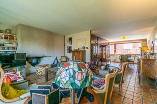 Een perfect onderhouden, degelijke bel-étage woning met oa. 3 slaapkamers, tuin en garage welgelegen nabij openbaar vervoer en invalswegen !<br /><br />Bestaande uit:<br />Op het gelijkvloers: inkomhal (12,00m²), toilet, vestiaire, garage (15,42m²) en berging/wasplaats (13,00m²);<br />Op de eerste verdieping: overloop, leefruimte/eetplaats (38,70m² - met ingebouwde openhaard), keuken (8,70m² ) en aansluitend een terras (4,50m²)<br />Op de tweede verdieping: nachthal, 3 slaapkamers (11,40 / 11.30 / 10.50m²), badkamer (lavabo met meubel, ligbad, toilet)<br />Verder: terras, tuin, zolder (13,50m²), kelder (6,20m²).<br /><br />Buitenschrijnwerk hout en ALU dubbel glas - Nieuwe centraal verwarming op aardgas (condensatieketel - 2026)<br />EPC: 244 Kwh/m² - UC: 20260811-0003923366-RES-1 - label C<br />Percelloppervlakte: 1a 18ca - kadastraal inkomen: 969 EUR - Bouwjaar: 1971<br />Nutsvoorzieningen: water, gas, elektriciteit, riolering, waterverzachter <br />Meer info op: www.stationsstraat13.be <br /><br />Stedenbouwkundige inlichtingen aanwezig op kantoor.