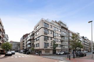 Prachtig gerenoveerd appartement gelegen op de hoek van de Leopoldlaan en de Bayauxlaan te Knokke.<br /><br />Samenstelling: Inkomhal met vestiaire en gastentoilet. Aangename en lichtrijke leefruimte, volledig geïnstalleerde open keuken. Vervolgens is er één volwaardige slaapkamer met ingemaakte kasten en een slaapkamer met stapelbed. Tenslotte is er een douchekamer met inloopdouche en lavabo.<br /><br />Meer info, contacteer ons.
